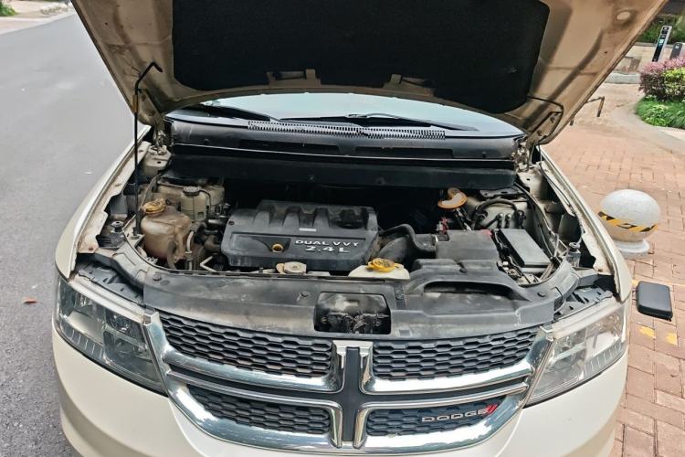 Used Dodge Journey 2013 2.4L Two-Wheel Drive Luxury Version Engine Bay