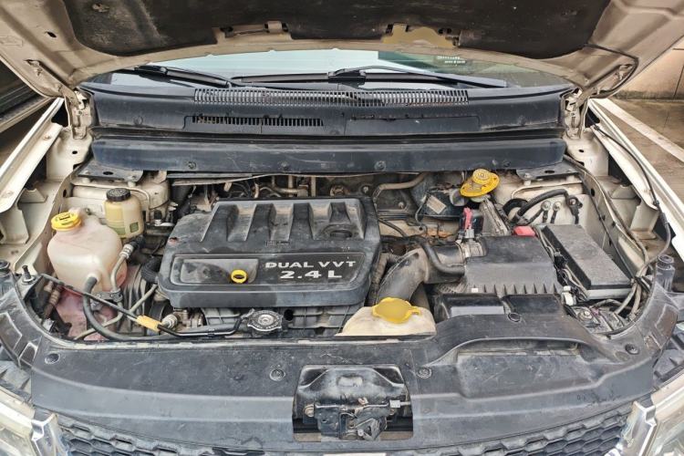 Used Dodge Journey 2013 2.4L Two-Wheel Drive Luxury Version Engine Bay