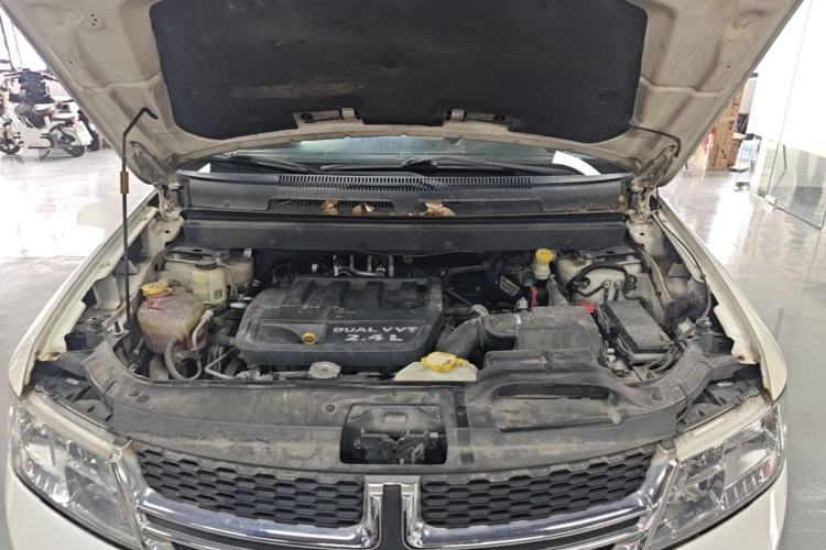 Used Dodge Journey 2013 2.4L Two-Wheel Drive Luxury Version Engine Bay