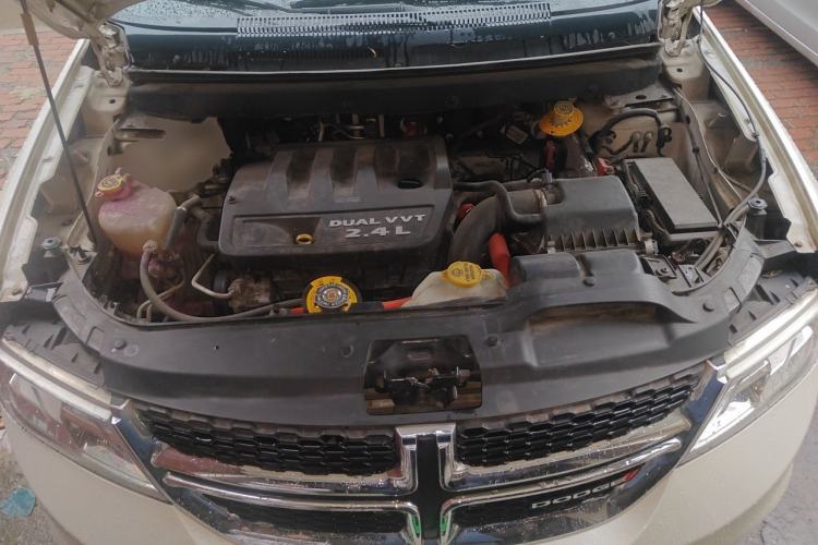 Used Dodge Journey 2013 2.4L Two-Wheel Drive Luxury Version Engine Bay