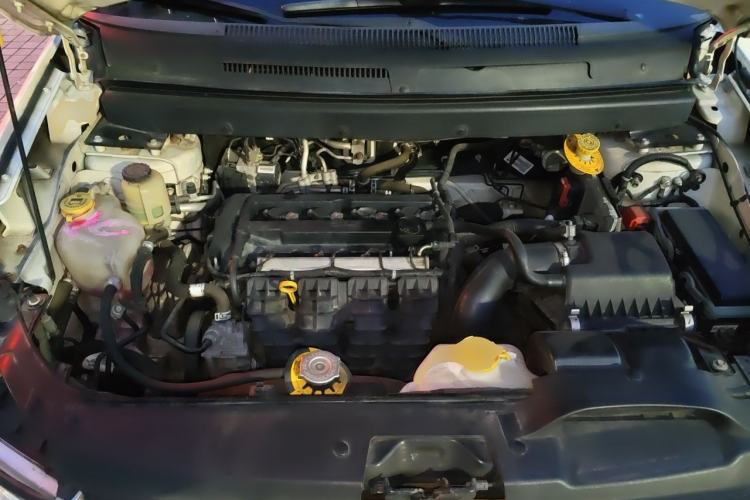 Used Dodge Journey 2013 2.4L Two-Wheel Drive Luxury Version Engine Bay
