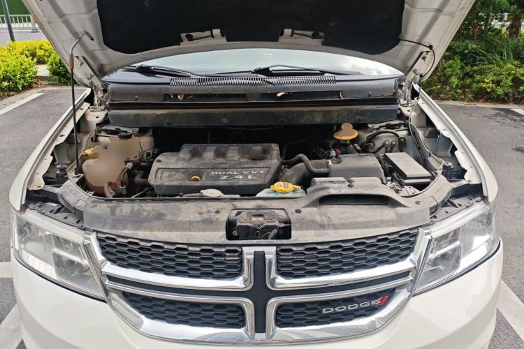 Used Dodge Journey 2013 2.4L Two-Wheel Drive Luxury Version Engine Bay