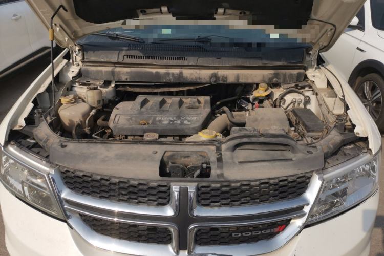 Used Dodge Journey 2013 2.4L Two-Wheel Drive Luxury Version Engine Bay