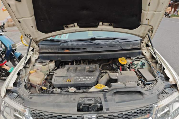 Used Dodge Journey 2013 2.4L Two-Wheel Drive Luxury Version Engine Bay