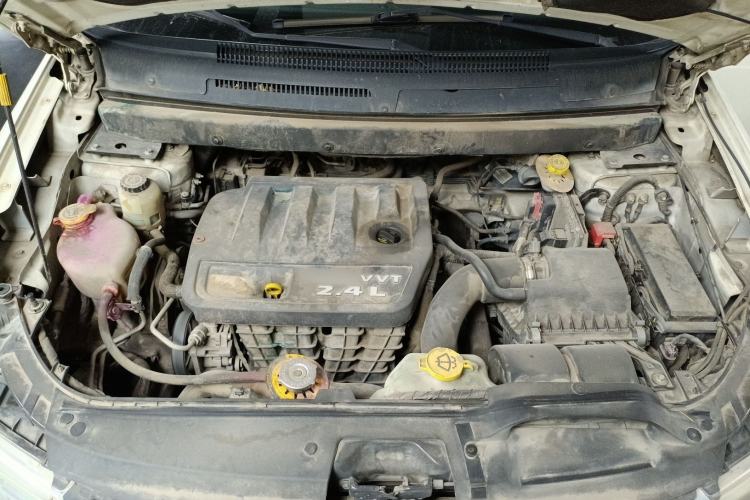 Used Dodge Journey 2013 2.4L Two-Wheel Drive Luxury Version Engine Bay