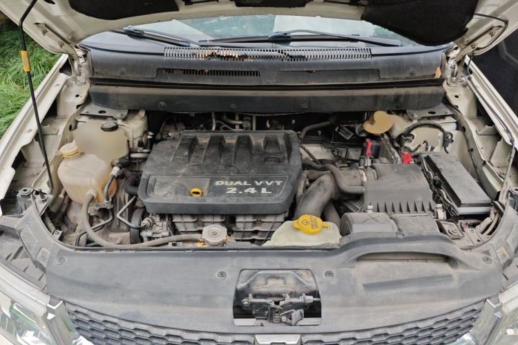 Used Dodge Journey 2013 2.4L Two-Wheel Drive Luxury Version Engine Bay