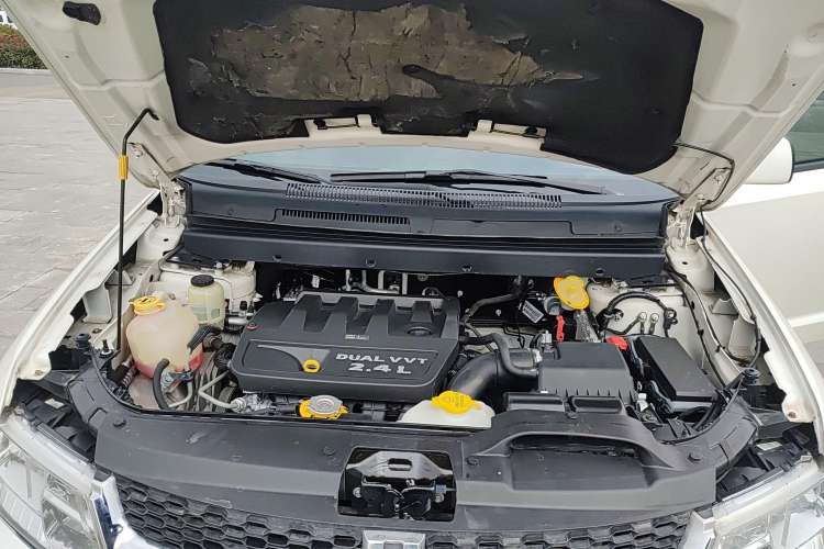 Used Dodge Journey 2013 2.4L Two-Wheel Drive Luxury Version Engine Bay