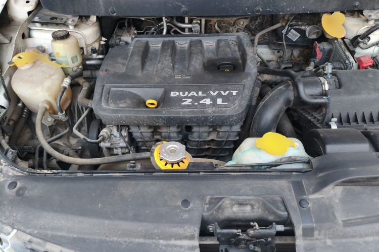 Used Dodge Journey 2013 2.4L Two-Wheel Drive Luxury Version Engine Bay