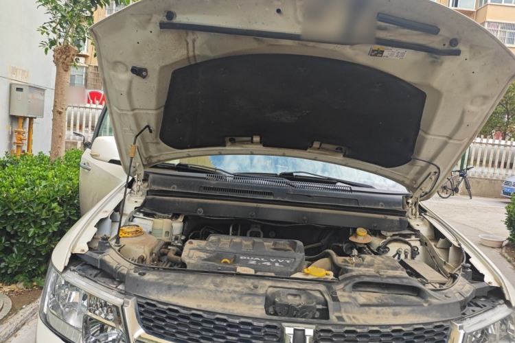 Used Dodge Journey 2013 2.4L Two-Wheel Drive Luxury Version Engine Bay
