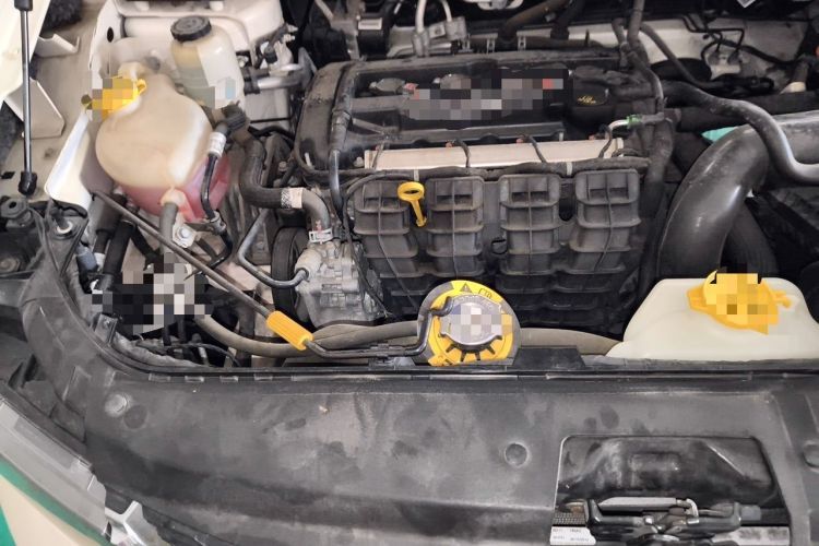 Used Dodge Journey 2013 2.4L Two-Wheel Drive Luxury Version Engine Bay Right
