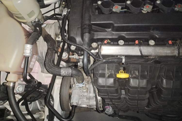 Used Dodge Journey 2013 2.4L Two-Wheel Drive Luxury Version Engine Bay Right