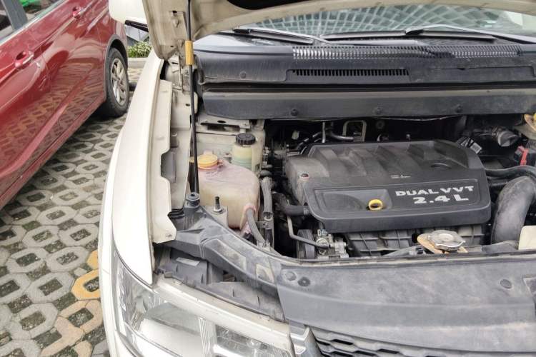 Used Dodge Journey 2013 2.4L Two-Wheel Drive Luxury Version Engine Bay Right