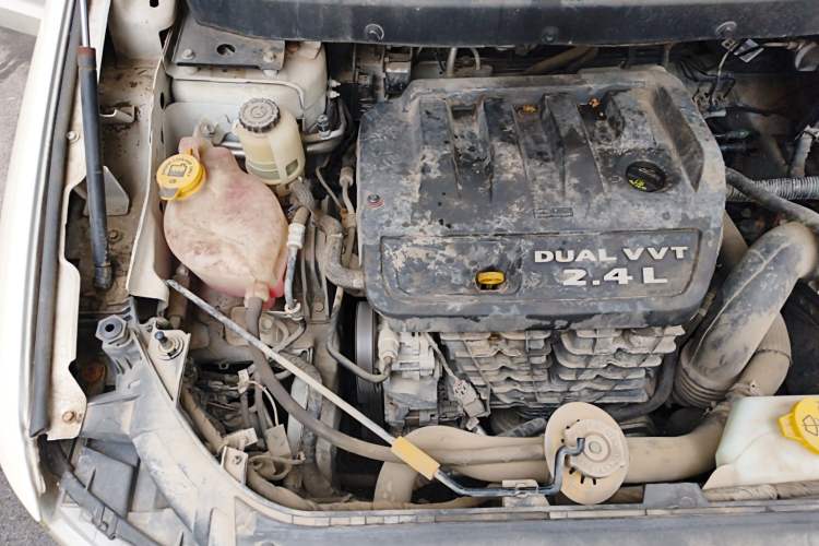Used Dodge Journey 2013 2.4L Two-Wheel Drive Luxury Version Engine Bay Right