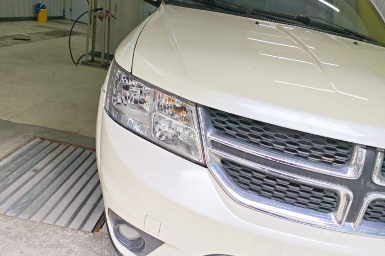 Used Dodge Journey 2013 2.4L Two-Wheel Drive Luxury Version Engine Bay Right