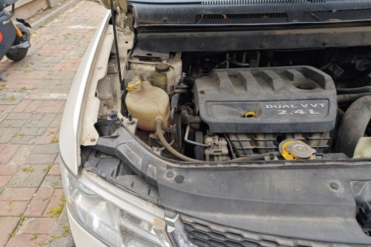 Used Dodge Journey 2013 2.4L Two-Wheel Drive Luxury Version Engine Bay Right