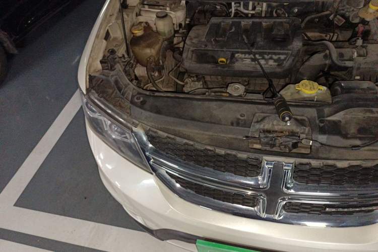 Used Dodge Journey 2013 2.4L Two-Wheel Drive Luxury Version Engine Bay Right