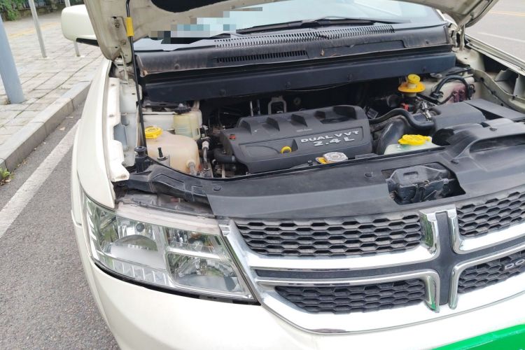 Used Dodge Journey 2013 2.4L Two-Wheel Drive Luxury Version Engine Bay Right