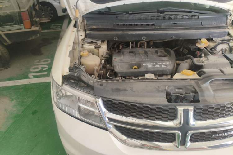 Used Dodge Journey 2013 2.4L Two-Wheel Drive Luxury Version Engine Bay Right