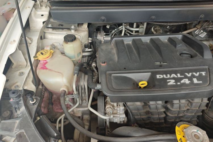 Used Dodge Journey 2013 2.4L Two-Wheel Drive Luxury Version Engine Bay Right