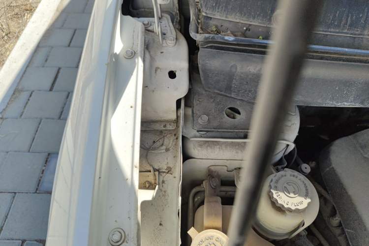 Used Dodge Journey 2013 2.4L Two-Wheel Drive Luxury Version Engine Bay Right