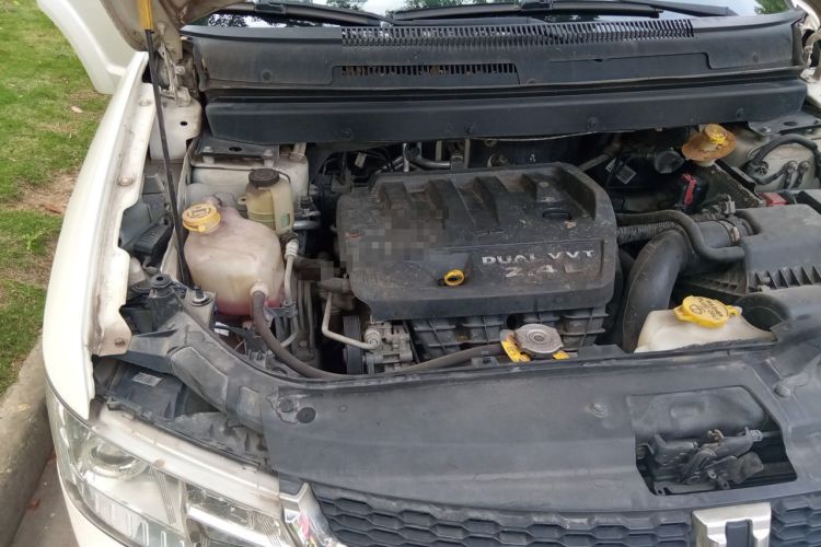 Used Dodge Journey 2013 2.4L Two-Wheel Drive Luxury Version Engine Bay Right