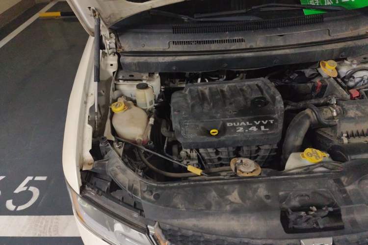 Used Dodge Journey 2013 2.4L Two-Wheel Drive Luxury Version Engine Bay Right