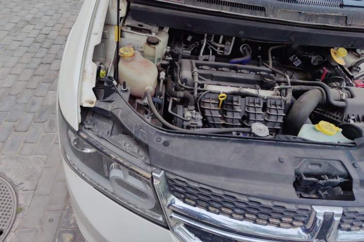 Used Dodge Journey 2013 2.4L Two-Wheel Drive Luxury Version Engine Bay Right