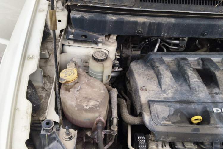 Used Dodge Journey 2013 2.4L Two-Wheel Drive Luxury Version Engine Bay Right