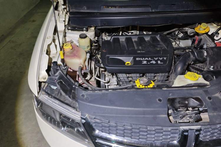 Used Dodge Journey 2013 2.4L Two-Wheel Drive Luxury Version Engine Bay Right