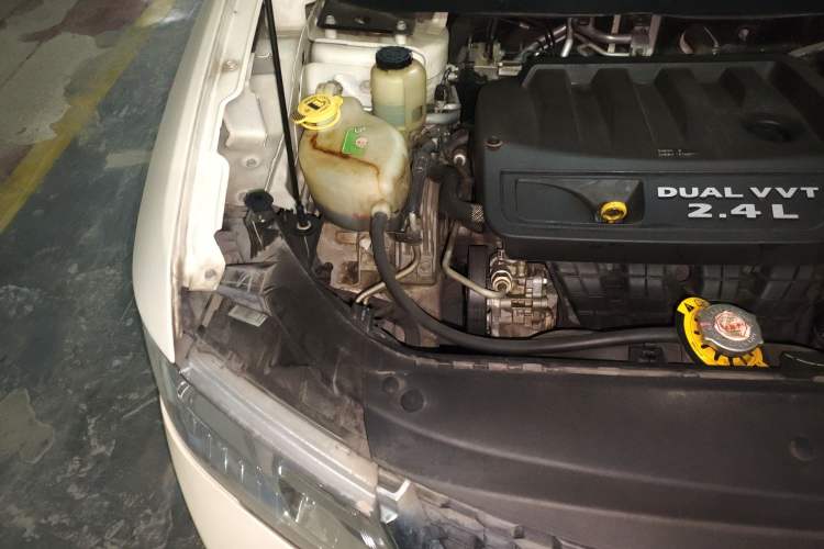 Used Dodge Journey 2013 2.4L Two-Wheel Drive Luxury Version Engine Bay Right