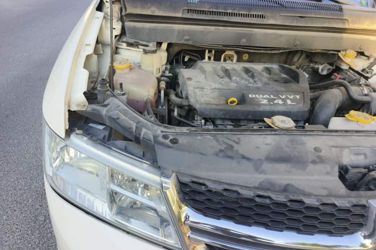 Used Dodge Journey 2013 2.4L Two-Wheel Drive Luxury Version Engine Bay Right