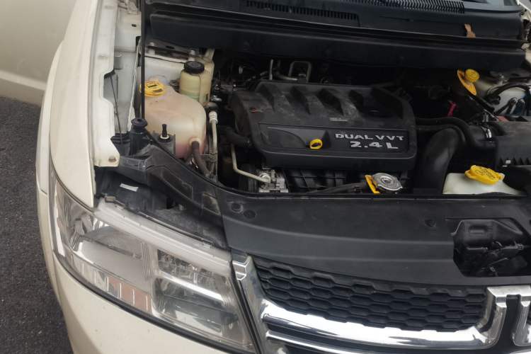 Used Dodge Journey 2013 2.4L Two-Wheel-Drive Smart Edition Engine Bay Right