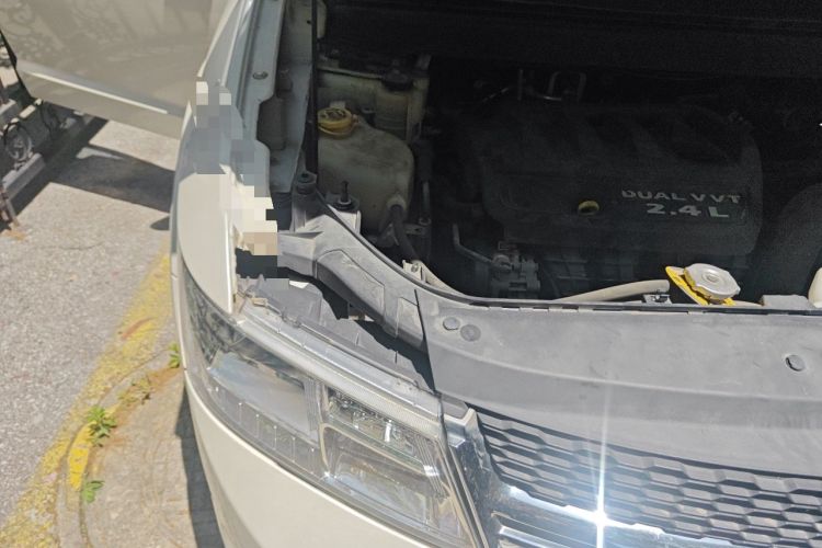 Used Dodge Journey 2013 2.4L Two-Wheel Drive Luxury Version Engine Bay Right