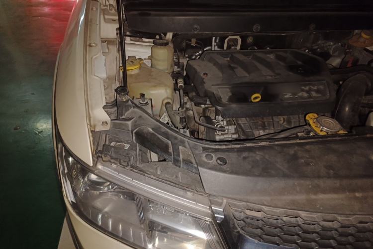 Used Dodge Journey 2013 2.4L Two-Wheel Drive Luxury Version Engine Bay Right