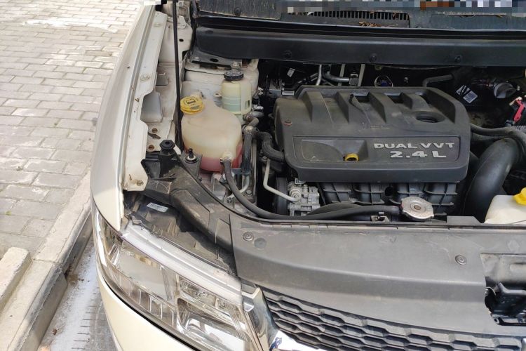 Used Dodge Journey 2013 2.4L Two-Wheel Drive Luxury Version Engine Bay Right