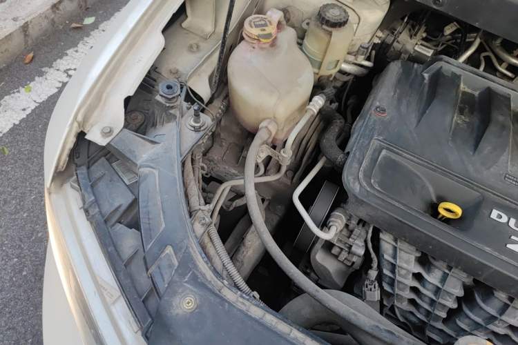 Used Dodge Journey 2013 2.4L Two-Wheel Drive Luxury Version Engine Bay Right