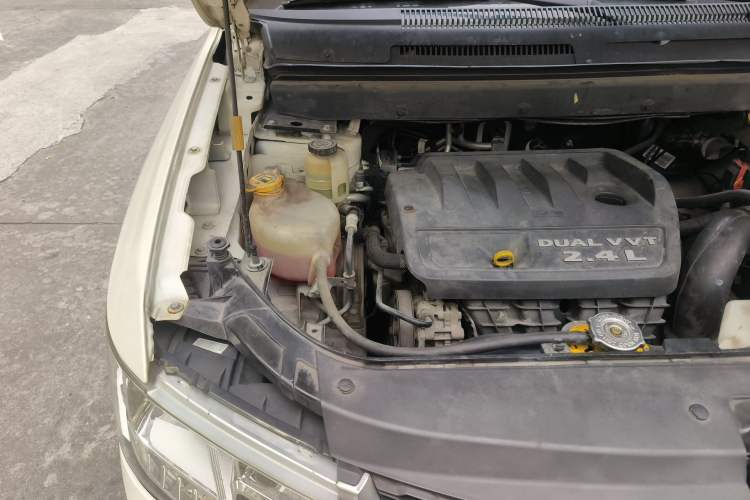 Used Dodge Journey 2013 2.4L Two-Wheel Drive Luxury Version Engine Bay Right
