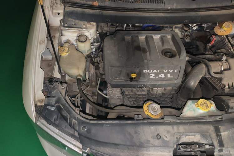 Used Dodge Journey 2013 2.4L Two-Wheel Drive Luxury Version Engine Bay Right