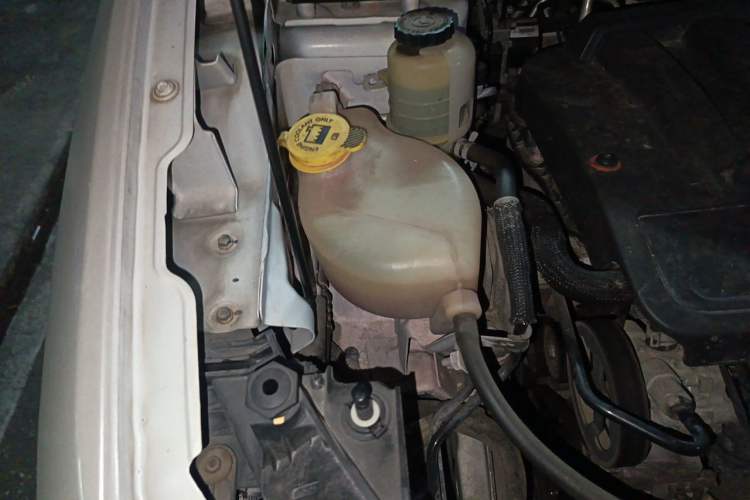 Used Dodge Journey 2013 2.4L Two-Wheel Drive Luxury Version Engine Bay Right