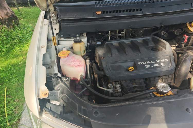 Used Dodge Journey 2013 2.4L Two-Wheel Drive Luxury Version Engine Bay Right