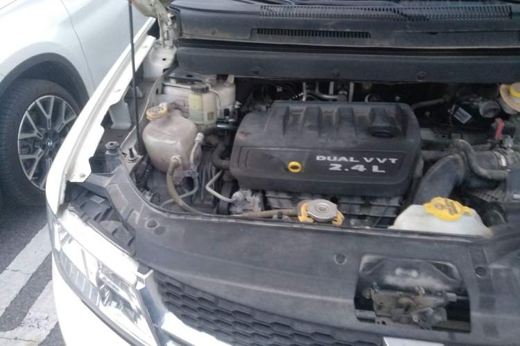 Used Dodge Journey 2013 2.4L Two-Wheel Drive Luxury Version Engine Bay Right