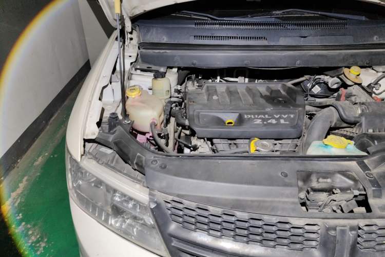 Used Dodge Journey 2013 2.4L Two-Wheel Drive Luxury Version Engine Bay Right