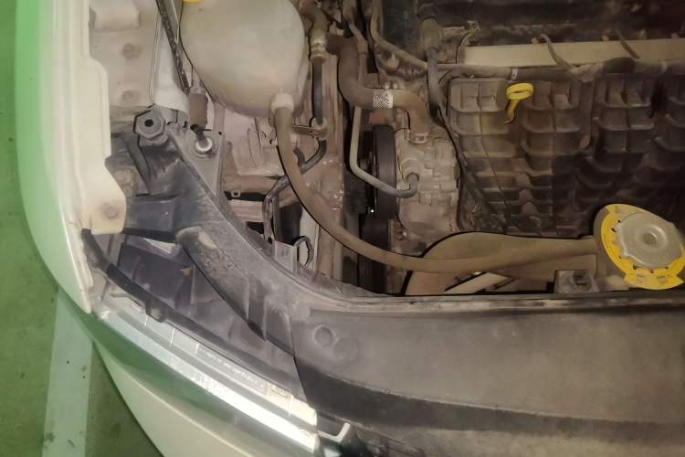 Used Dodge Journey 2013 2.4L Two-Wheel Drive Luxury Version Engine Bay Right