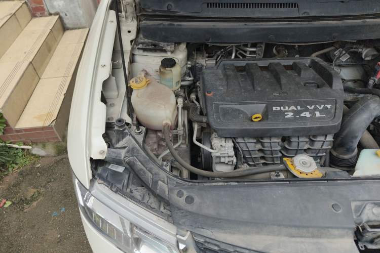 Used Dodge Journey 2013 2.4L Two-Wheel Drive Luxury Version Engine Bay Right