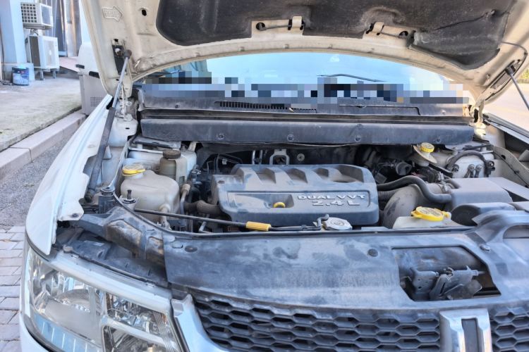 Used Dodge Journey 2013 2.4L Two-Wheel Drive Luxury Version Engine Bay Right