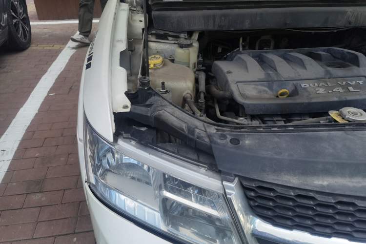 Used Dodge Journey 2013 2.4L Two-Wheel Drive Luxury Version Engine Bay Right