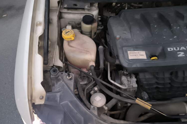 Used Dodge Journey 2013 2.4L Two-Wheel Drive Luxury Version Engine Bay Right