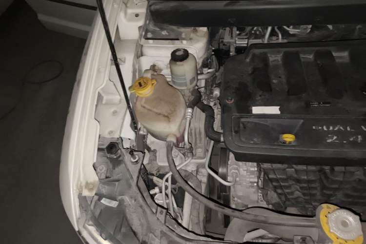 Used Dodge Journey 2013 2.4L Two-Wheel Drive Luxury Version Engine Bay Right