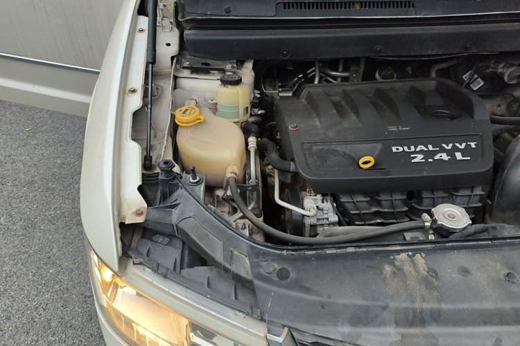 Used Dodge Journey 2013 2.4L Two-Wheel Drive Luxury Version Engine Bay Right