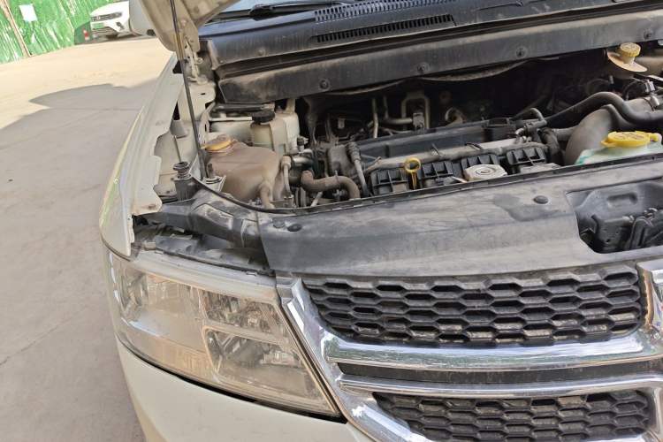 Used Dodge Journey 2013 2.4L Two-Wheel Drive Luxury Version Engine Bay Right